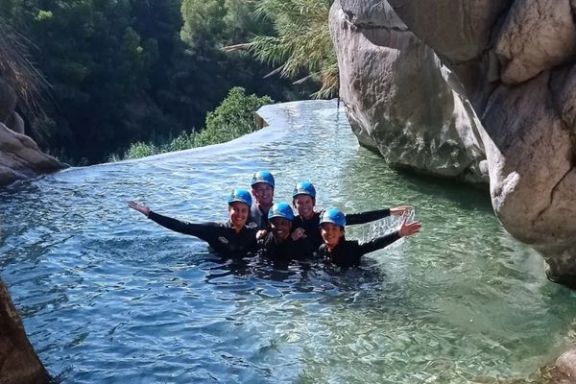 Participante realizando un salto durante el descenso del Estret de les Penyes