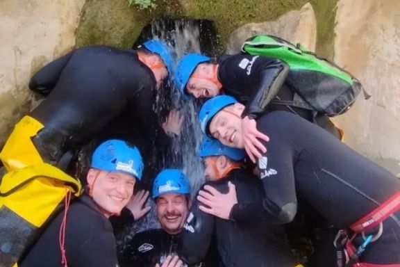 Rápel junto a la cascada del Barranco Estret de les Penyes