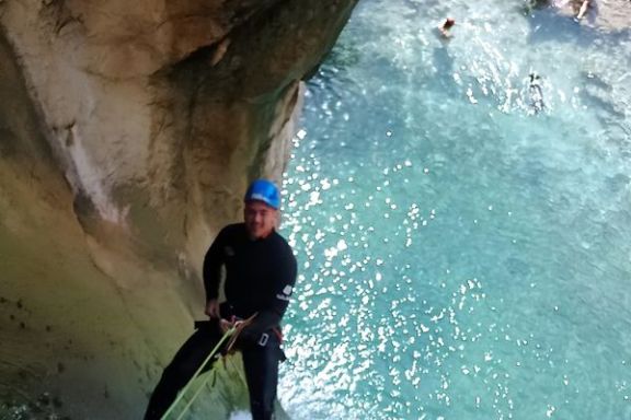 Grupo de barranquistas junto a la cascada y poza del Estret de les Penyes
