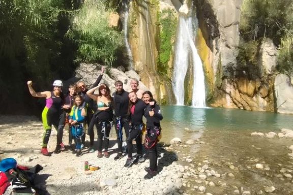Grupo de barranquistas equipado junto a una poza del Barranco de Bolulla