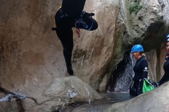 Grupo disfrutando de una poza durante el descenso del Barranco de Bolulla