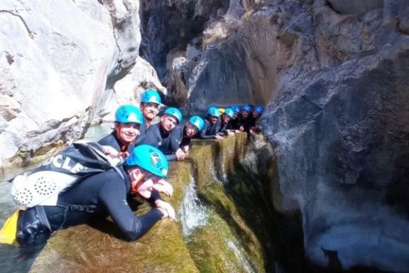 Grupo equipado para barranquismo entre las paredes del Estret de les Penyes