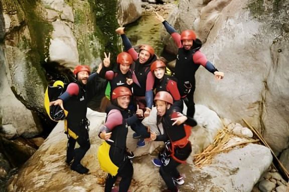 Grupo avanzando por el Estret de les Penyes durante una excursión de barranquismo