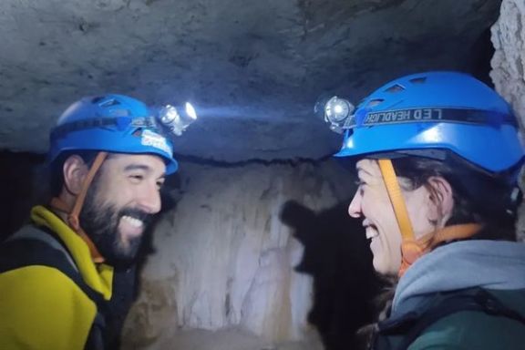 Participantes con casco y frontal durante el recorrido por la Cova Fosca