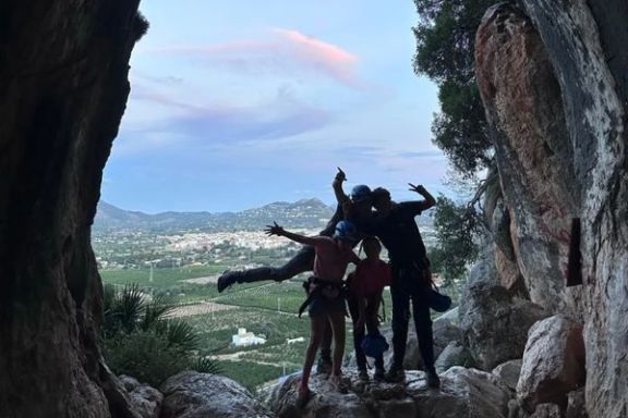 Grupo de espeleología en la entrada de la Cova Fosca con vistas a Ondara