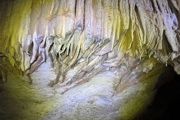Formaciones rocosas en el interior de la Cova Fosca en Ondara