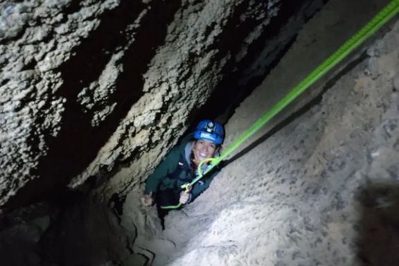 Descenso con cuerda en el interior de la Cova Fosca en Ondara