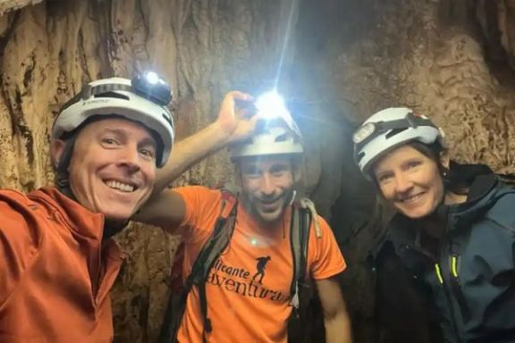 Participantes de Alicante Aventura durante una actividad de espeleología en Cova Fosca