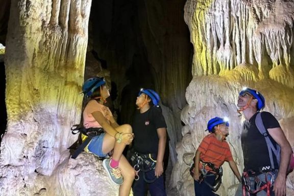 Grupo explorando una sala con grandes formaciones en la Cova Fosca