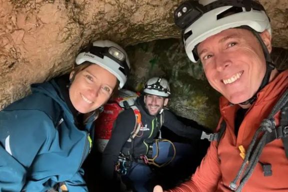 Grupo equipado para hacer espeleología en la Cova Fosca en Ondara