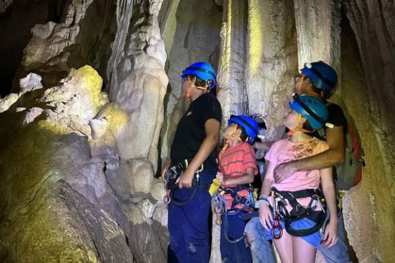 Grupo explorando las grandes formaciones del interior de la Cova Fosca