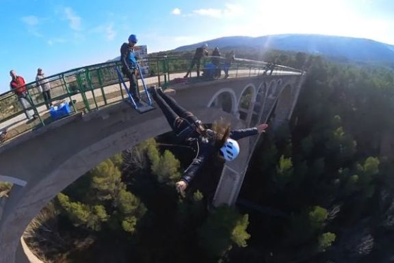 Participante disfrutando del puenting sobre el entorno natural de Alcoy