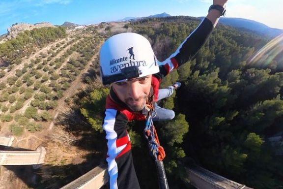 Salto de puenting con vistas al valle y al puente de las Siete Lunas