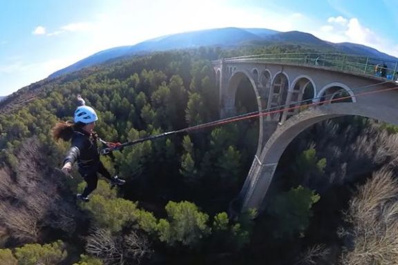 Participante realizando puenting junto al puente de las Siete Lunas en Alcoy