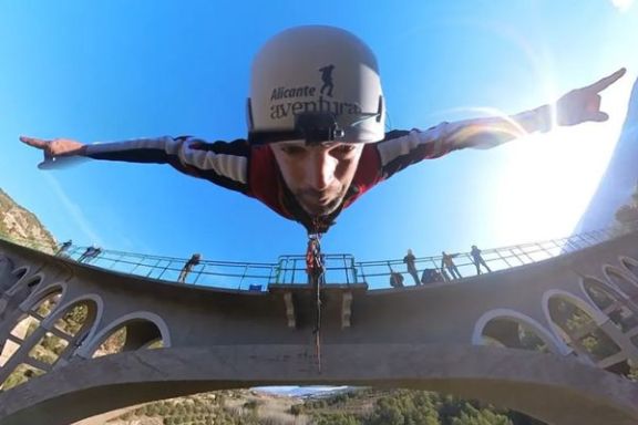 Perspectiva en primera persona durante un salto de puenting en Alcoy