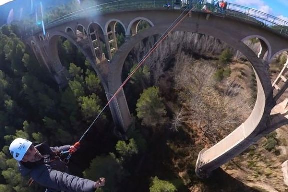 Vista aérea del puente de las Siete Lunas durante una actividad de puenting en Alcoy