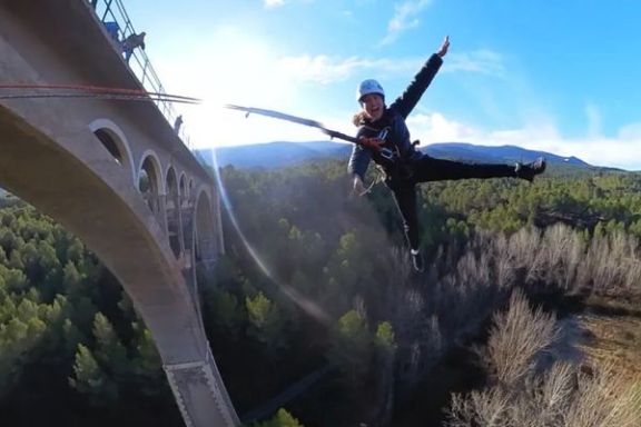 Movimiento pendular durante un salto de puenting en el puente de las Siete Lunas