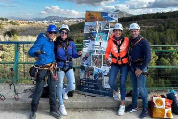 Grupo de participantes tras completar la experiencia de puenting en Alcoy