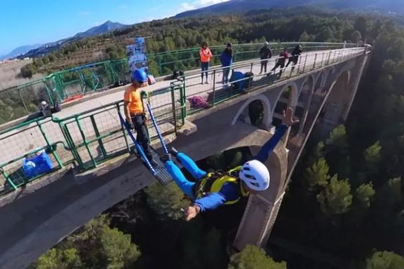 Vista del salto de puenting desde la plataforma del puente de las Siete Lunas