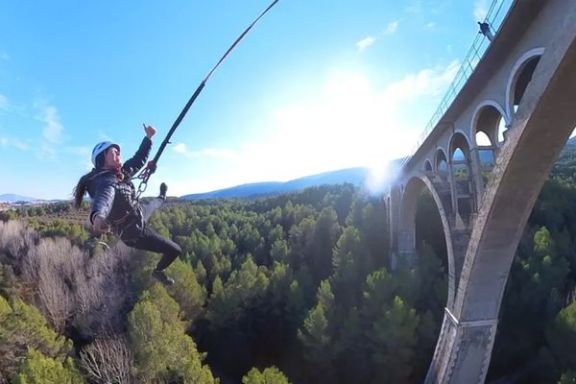 Participante disfrutando del movimiento pendular durante el puenting en Alcoy junto al puente de las Siete Lunas