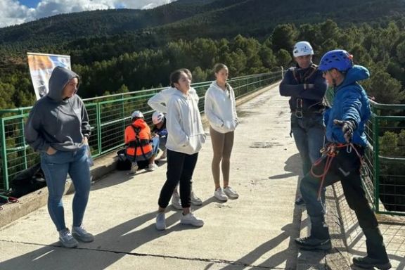 Briefing de seguridad antes de realizar la actividad de puenting en Alcoy