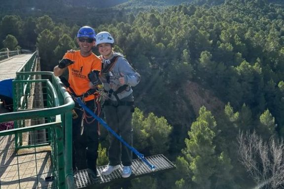 Guía y participante preparados para realizar un salto de puenting en el puente de las Siete Lunas