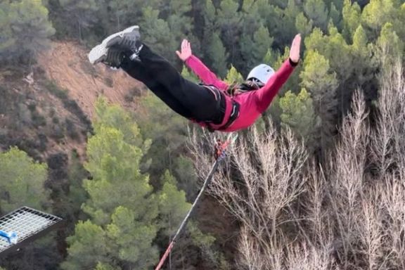 Participante realizando un salto de puenting en Alcoy sobre el valle del río Polop