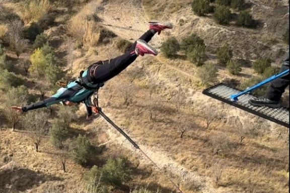 Salto de puenting con el paisaje montañoso de Alcoy como escenario