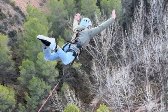 Participante realizando un salto de puenting sobre el barranco en Alcoy