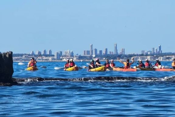Grupo navegando en kayak frente a la costa de Altea durante la ruta guiada