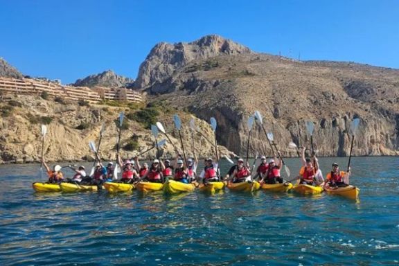 Grupo disfrutando de una ruta en kayak frente al Morro de Toix
