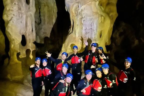 Grupo posando en el interior de la Cova dels Coloms durante la ruta