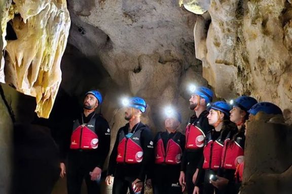Grupo durante la exploración guiada de la Cova dels Coloms
