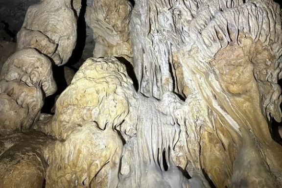 Detalle de las formaciones geológicas del interior de la Cova dels Coloms