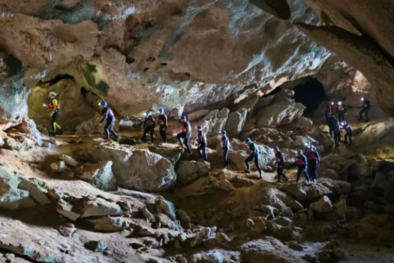 Grupo explorando una de las grandes salas del interior de la Cova dels Coloms