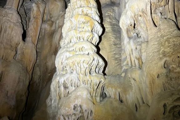 Formaciones rocosas en el interior de la Cova dels Coloms