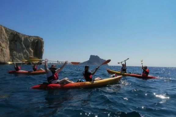 Grupo disfrutando de una ruta en kayak frente al Morro de Toix en Altea