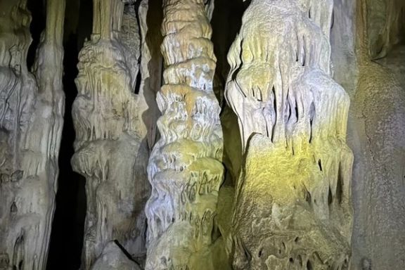 Columnas y formaciones rocosas en el interior de la Cova dels Coloms