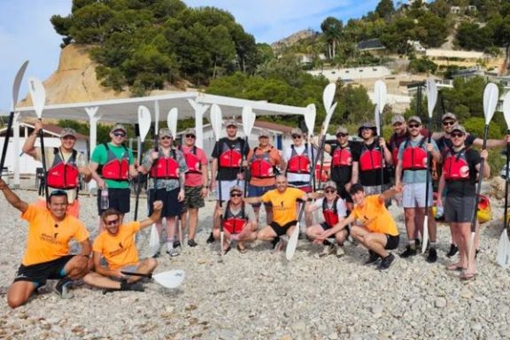 Grupo preparado para comenzar la ruta en kayak desde la Playa del Mascarat