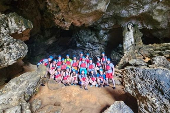 Grupo en la entrada de la Cova dels Coloms durante la exploración