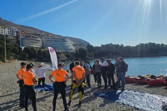 Explicación inicial antes de comenzar la ruta en kayak desde la Playa del Mascarat