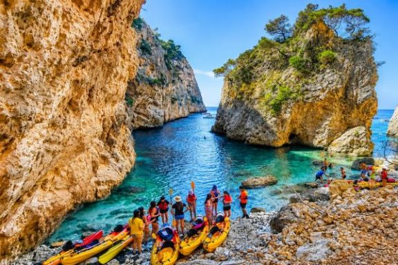 Vista panorámica de la Cala Granadella con los kayaks preparados para la ruta guiada