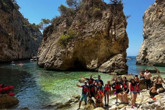 Grupo de participantes en la Cala Granadella antes de continuar la ruta en kayak