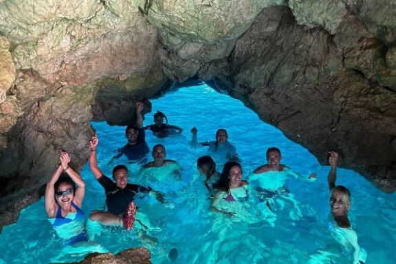 Participantes haciendo snorkel en una cueva marina durante la ruta en kayak