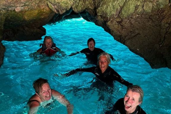 Grupo practicando snorkel en las aguas cristalinas de la Cueva del Llop Marí