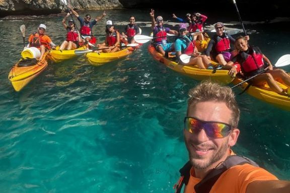 Guía de Alicante Aventura con el grupo durante la ruta en kayak por la Cala Granadella