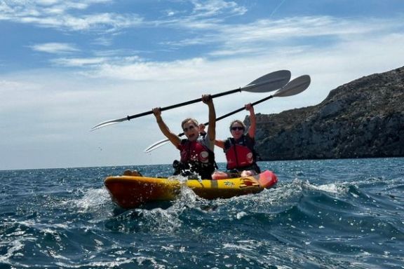 Pareja remando en kayak durante la ruta por la Cala Granadella en Jávea