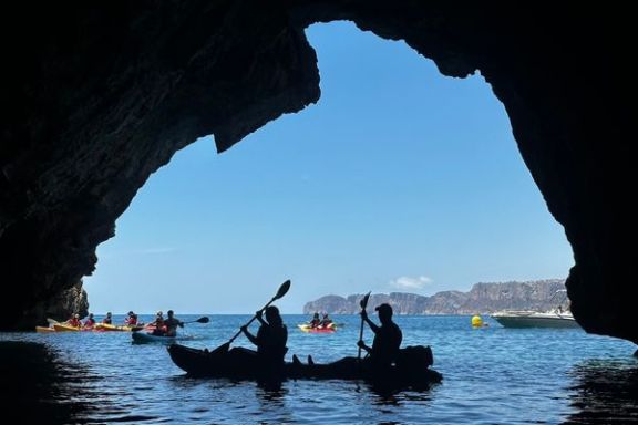 Kayaks navegando por el interior de una cueva marina en la Cala Granadella