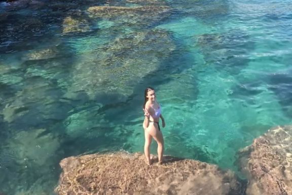 Participante junto a una cala de aguas cristalinas durante la ruta en kayak por Villajoyosa.