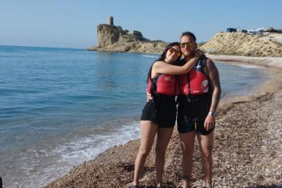 Pareja disfrutando de la ruta en kayak junto a la Torre del Xarco.